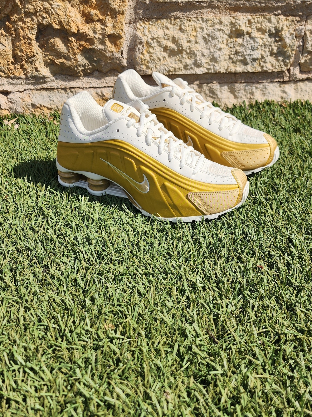 Nike Shox R4 GS Sneaker in White and Gold